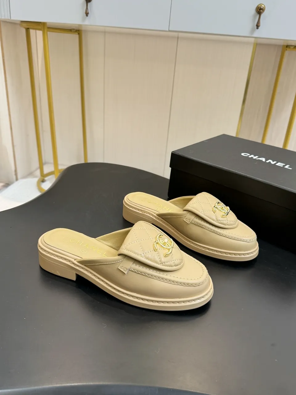 👟👟Ex-factory price 560👟👟 🔥🔥🔥Xiaoxiang official website synchronizes the high version of CHANEL 2025 Chanel top buckle exposed heel shoes, a must-have hot style for early spring, the goddess series, with the elegant and ladylike temperament of the fragrance family, super durable, irresistible, and exciting... ▪️The upper is imported sheepskin ▪️Inside imported sheep lining (same as the original) ▪️Original model opening, genuine leather outsole🇮🇹 ▪️Standard code 35- 41 42 Customized, non-returnable